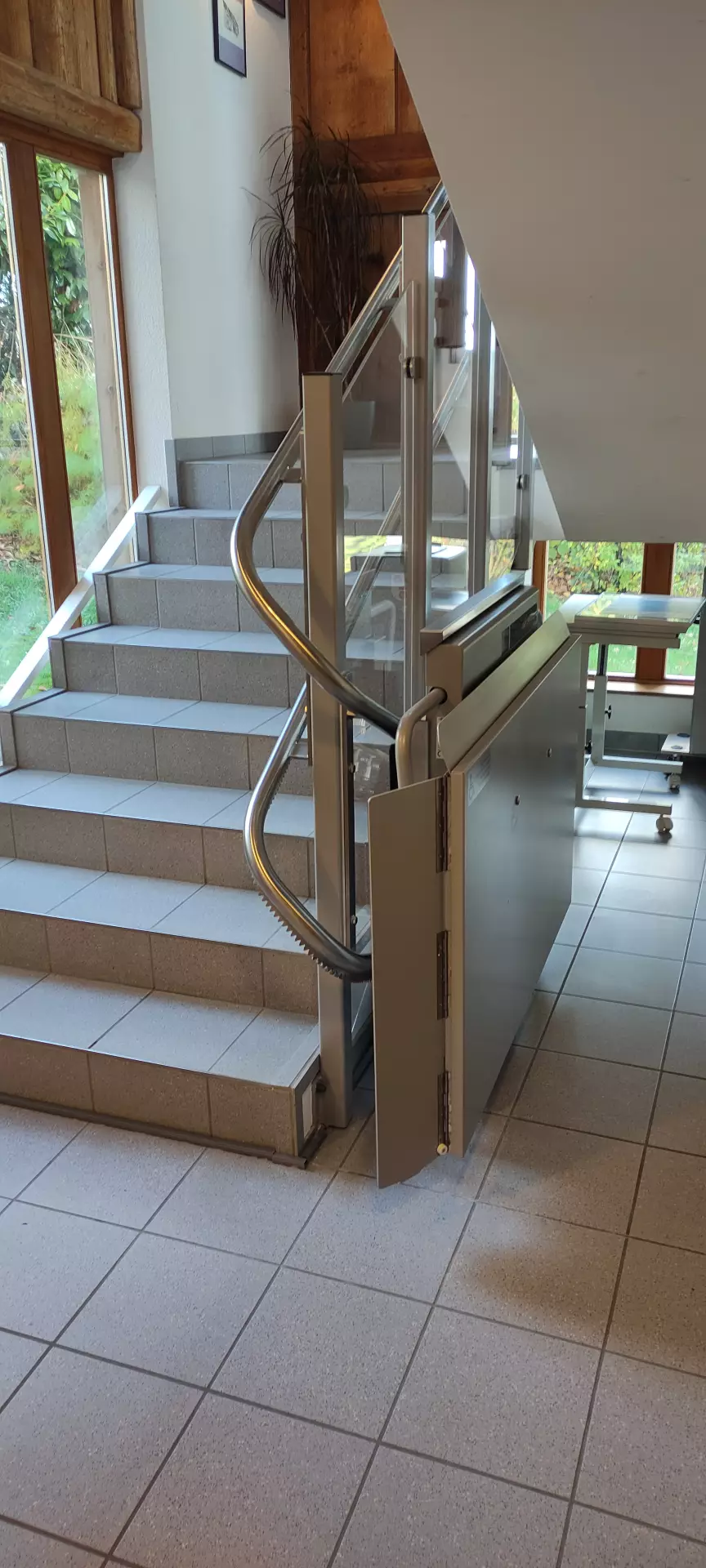plateforme monte-escalier Neyruz