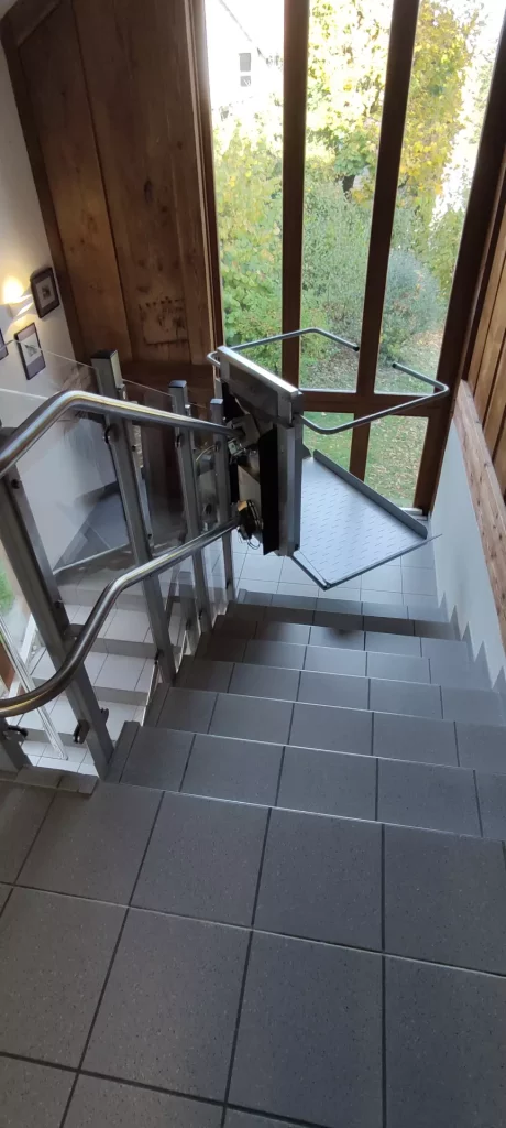 plateforme monte-escalier Neyruz 3