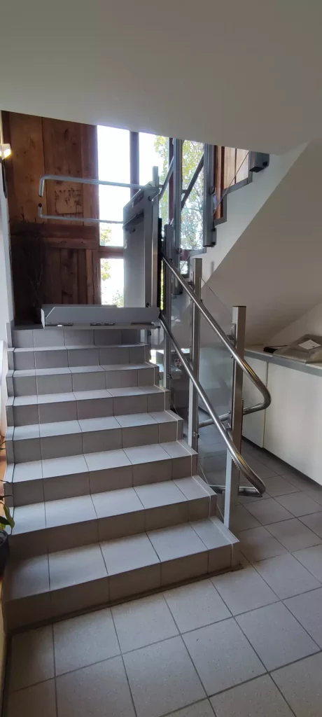 plateforme monte-escalier Neyruz 2