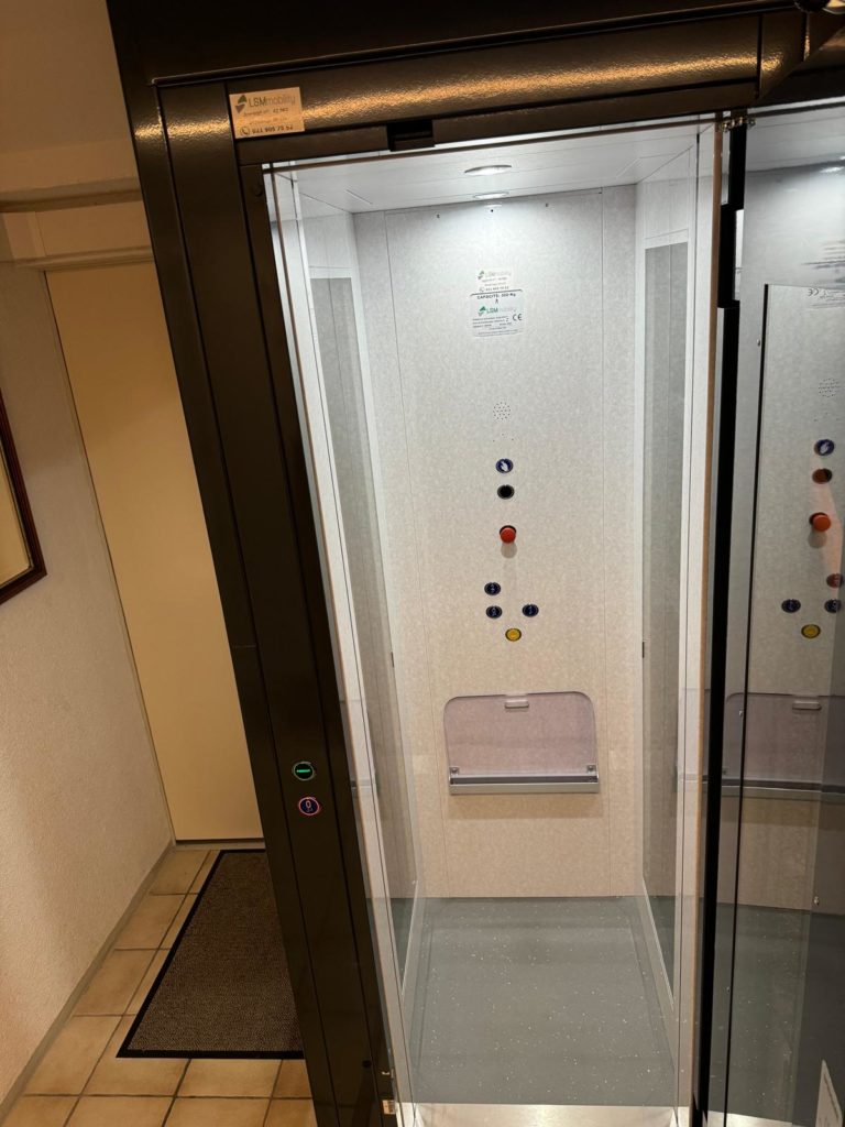 LSM Mobility Ascenseur résidentiel compact LEMmobility, intérieur clair avec panneau de commande. Un homelift idéal pour faciliter l'accès dans une maison sur le littoral neuchâtelois.
