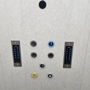 LSM Mobility Panneau de commande d'un homelift 3 accès cabine, avec boutons d'étage, touches numériques, bouton d'appel et d'alarme. Design moderne et épuré.