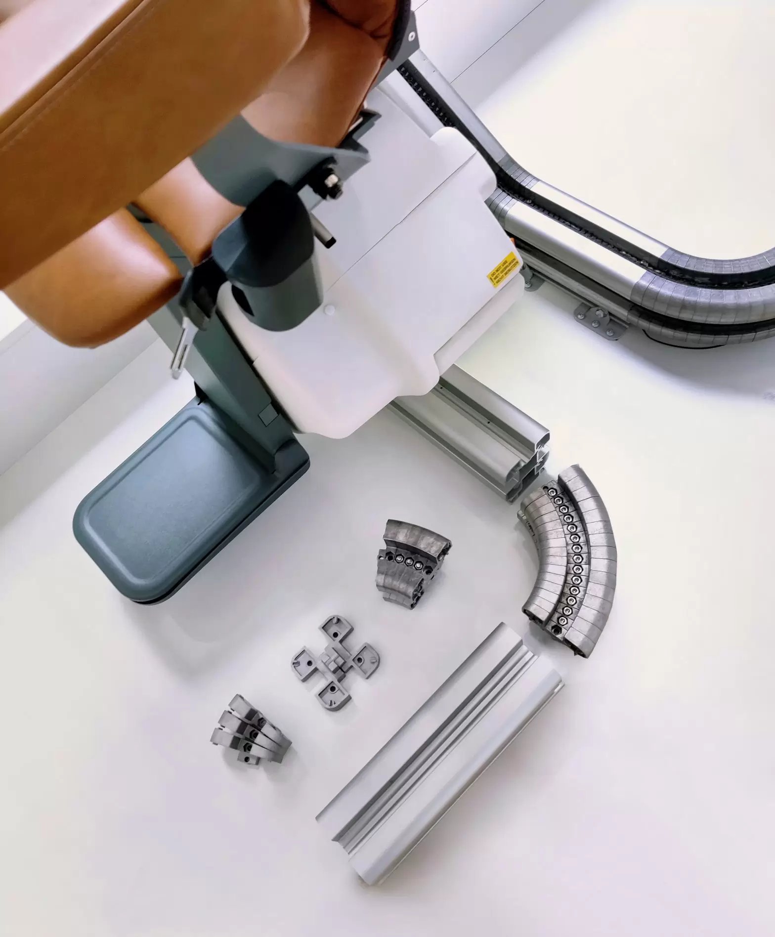 LSM Mobility Détail du siège monte-escaliers UP avec ses composants modulaires. Rails, assise en cuir beige et mécanisme gris clair sur fond blanc. Solution d'accessibilité pour la maison.