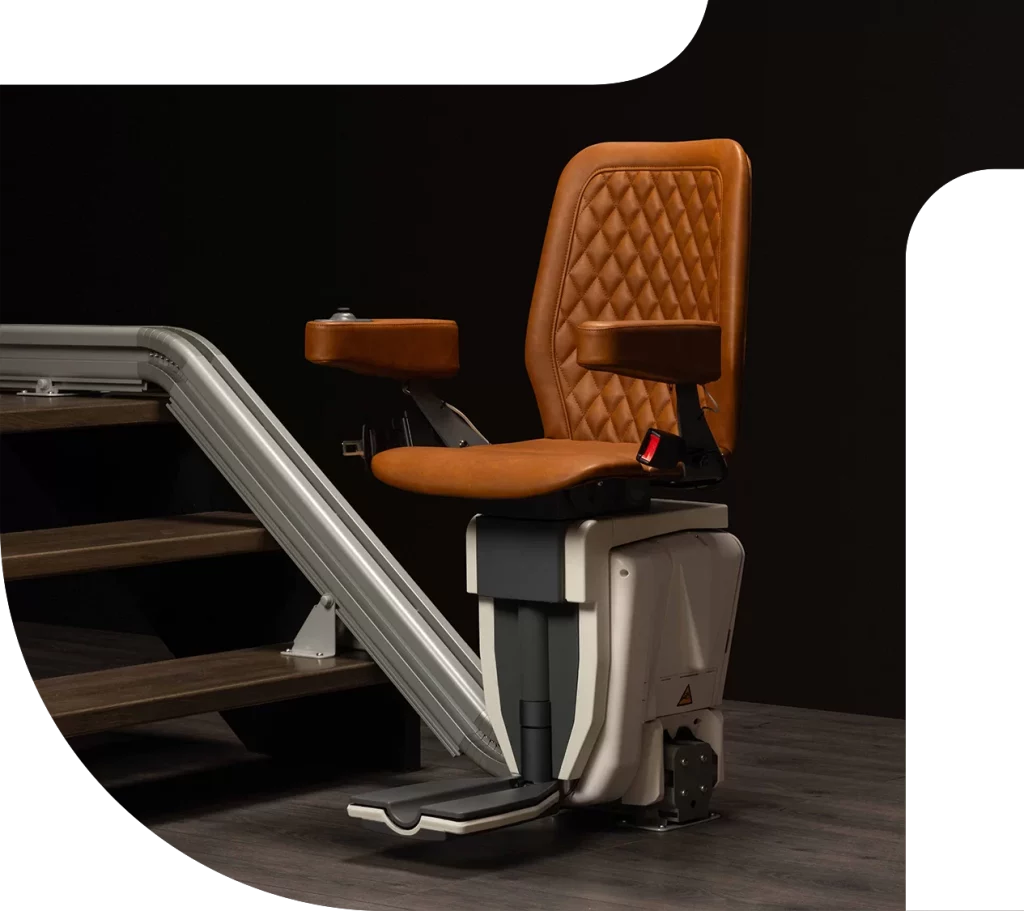 LSM Mobility Monte-escalier de luxe avec siège en cuir marron matelassé, installé sur un escalier en bois. Élégant et moderne, il facilite l'accès aux étages supérieurs.