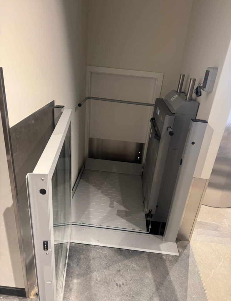 Ascenseur plateforme élévatrice pour fauteuil roulant, intérieur. Mobilité réduite, accessibilité.