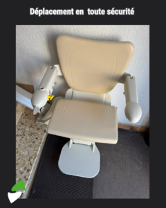 LSM Mobility Fauteuil monte-escalier beige en position de repos, texte "Déplacement en toute sécurité