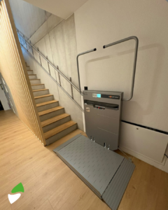 LSM Mobility Plateforme monte-escalier pour personnes à mobilité réduite, près d'un escalier.
