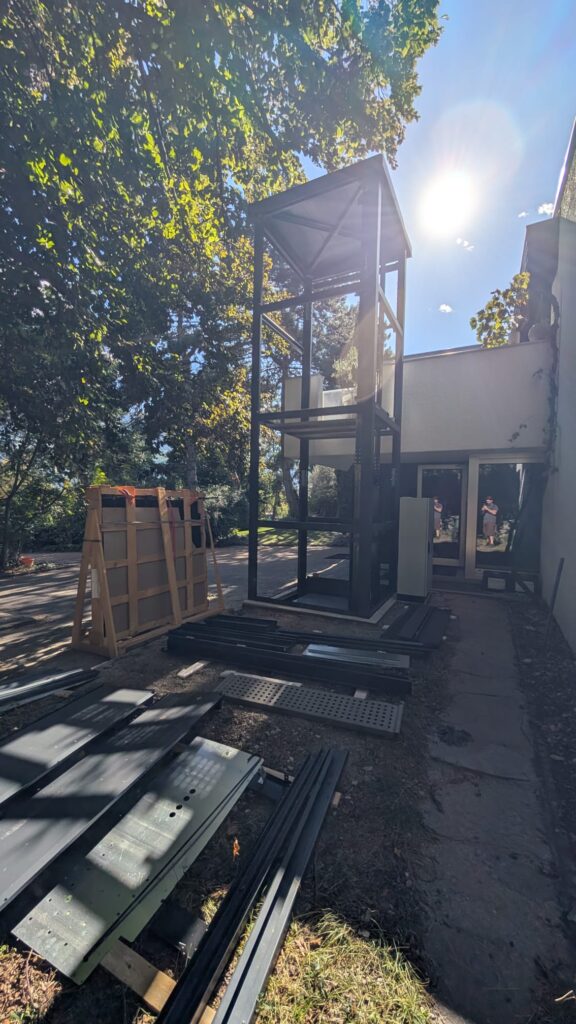 LSM Mobility Installation d'un ascenseur extérieur dans un jardin ensoleillé